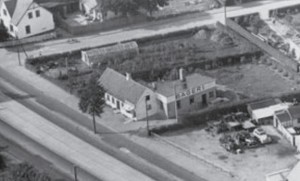 Bageren på Køgevejen nr. 710 hvor der nu er isbutik. Nedenfor til højre ses autoværkstedet som lå der frem til midten af 1950-erne. Vejen oven for er Pilevangen. (privatfoto)